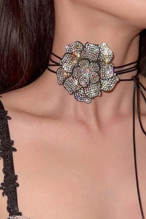 عقد لف وردة اسود في سيلفر